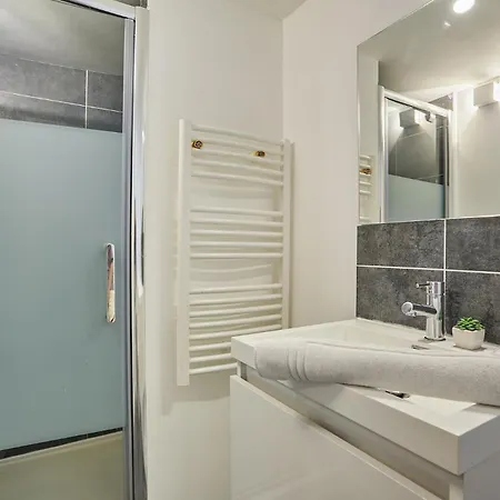 Charming Center Of By Prestige Daire *